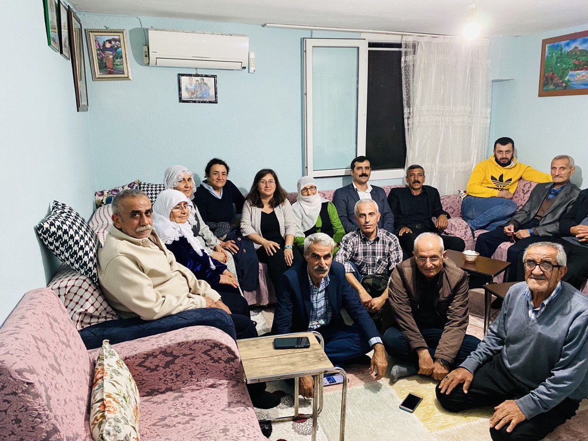 DEMizmir's tweet photo. 30 yıllık tutsaklıktan özgürlüğe kavuşan yoldaşımız Yusuf Aydın 'ı ziyaret ettik. 

Tüm özgürlük mahkumlarının tutsaklıklarının sona ermesi için mücadelemize devam edeceğiz. https://t.co/R0gRUfhmTZ
