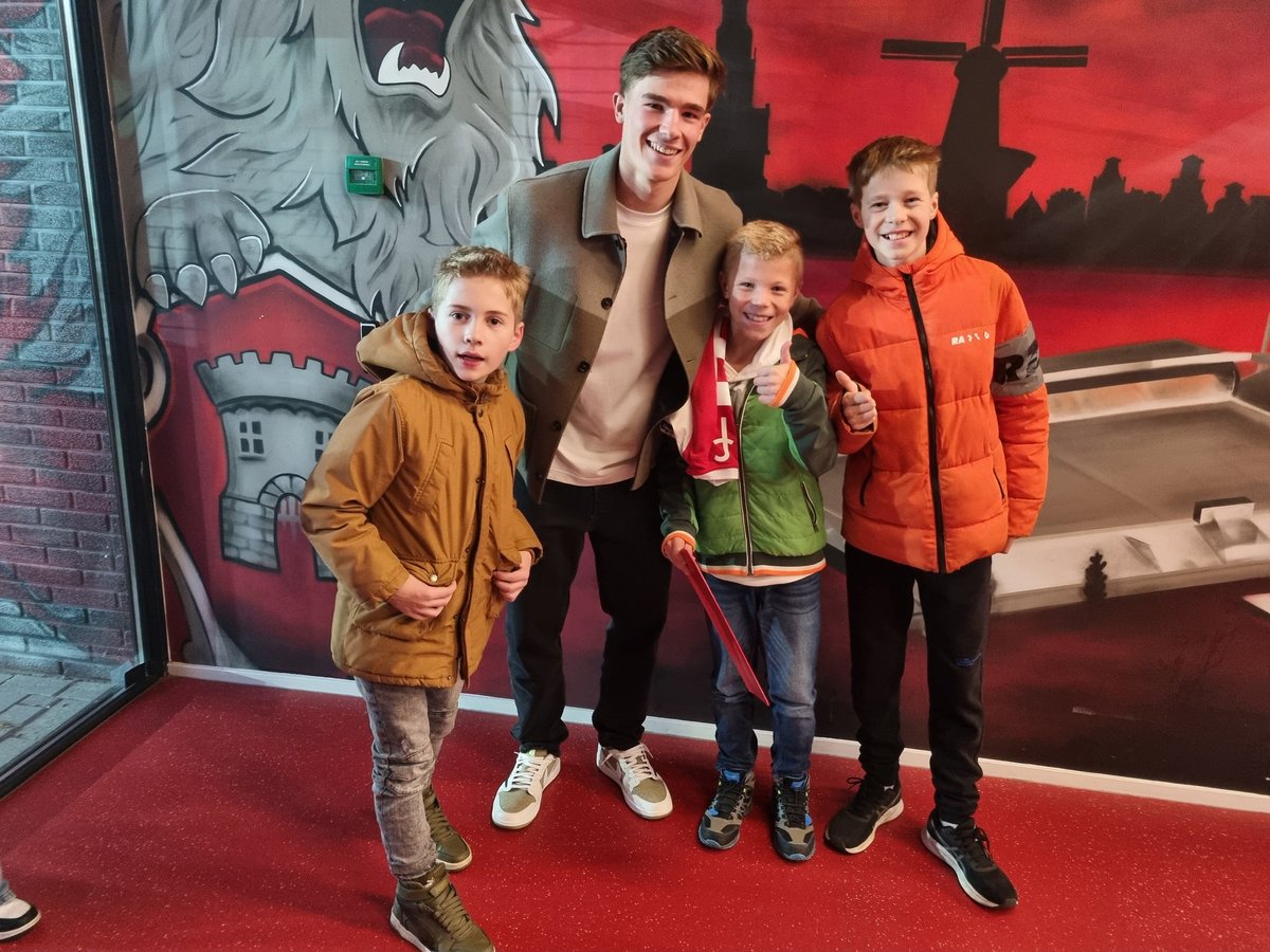 🤩 Kom je tijdens Fotohunt Wouter Goes tegen die zojuist zijn nieuwe contract heeft getekend!
Dat is dus die WOW factor!
Gefeliciteerd Wouter en top dat je de tijd nam voor de deelnemers!
<a href="/azalkmaar/">AZ</a> @kinderpostzegels 
#alkmaarzaanstreekfoundation