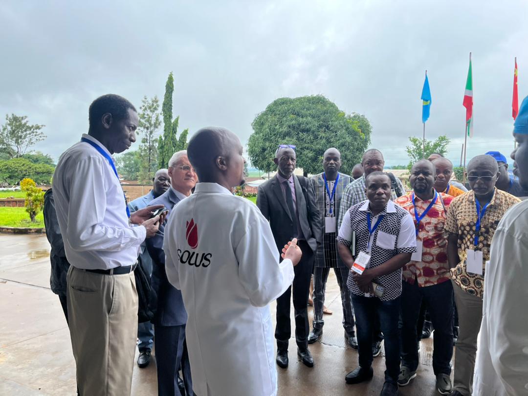 WhoBurundi's tweet photo. Répartis en 3 groupes, les participants venus de 14 pays francophones de l’OMS/AFRO se sont rendus dans les hôpitaux de Mpanda, @HMKamenge et Clinique Prince Louis Rwagasore. L’objectif était d’apprécier la mise en œuvre de la #SDMPR dans ces structures sanitaires du #Burundi. https://t.co/zJmoLSfLjs