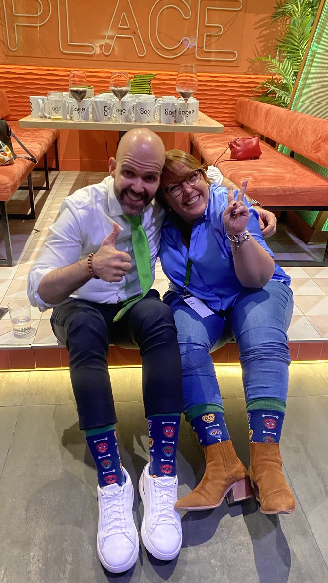 Sólo en los eventos de ⁦@SageSpain⁩ te encuentras a gente con tus mismos calcetines 🤣🤣🤣 ENORME ⁦@felipegarciarey⁩ #sagepartners #FY24 #