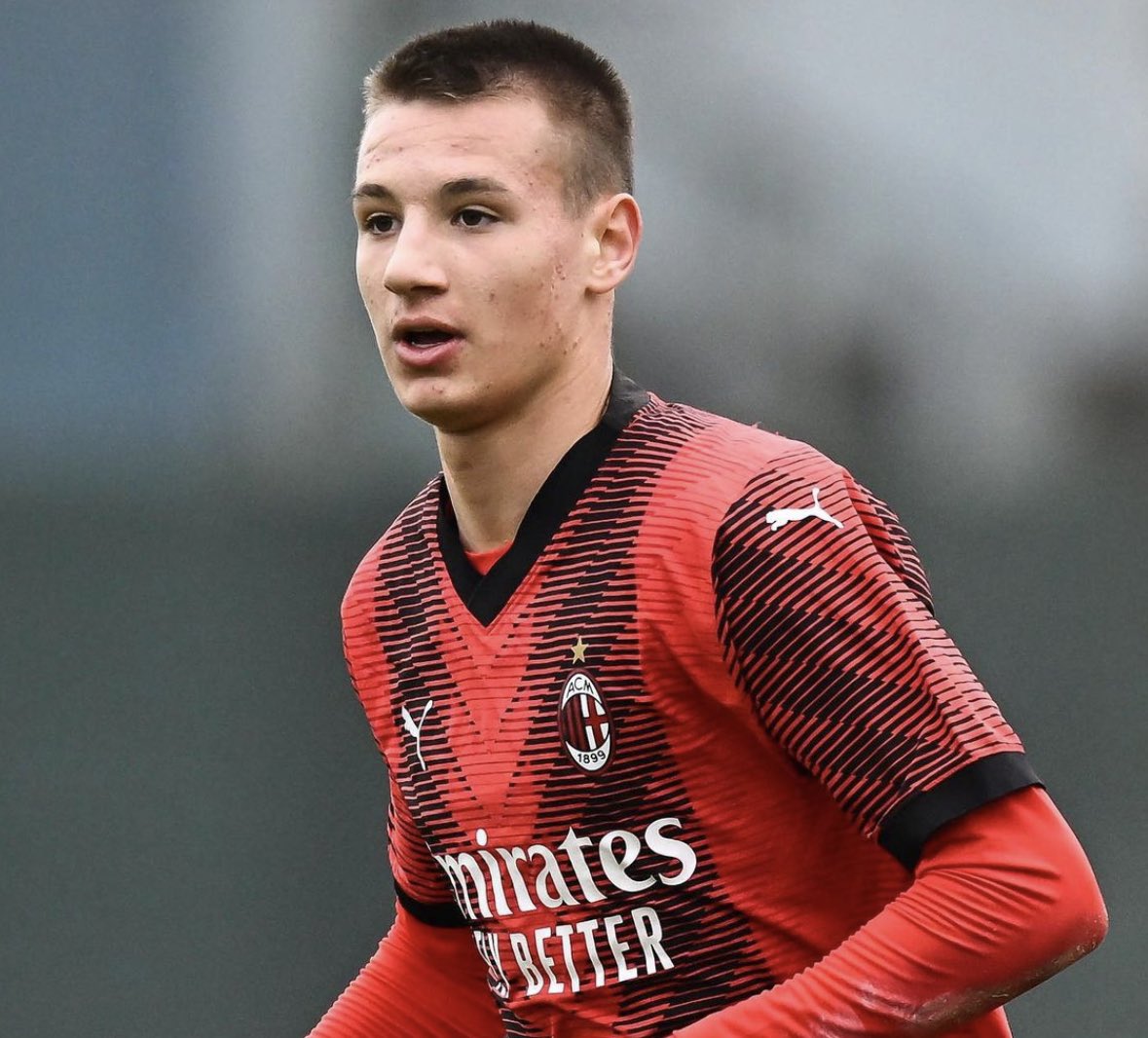 SoyCalcio_'s tweet photo. ✅ HECHO I Francesco Camarda, convocado para el Milan - Fiorentina de este sábado.

El Milan ha recibido el OK de la Federación Italiana.

El delantero tiene... ¡15 años! Si debuta, será el jugador más joven de la historia de la Serie A en jugar partido oficial. https://t.co/DIgwoWXKZS