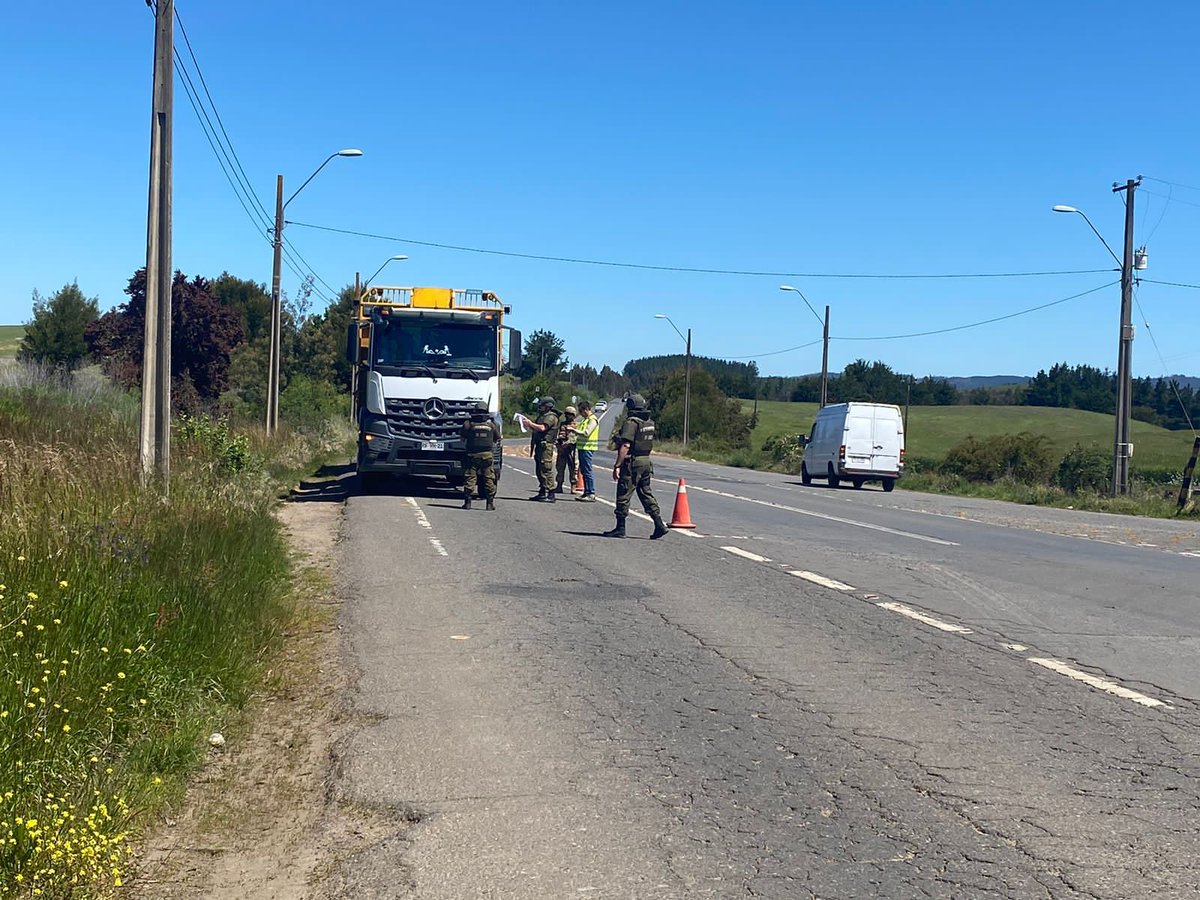 JdnAraucania's tweet photo. En un esfuerzo interagencial, Servicio de Impuestos Internos con efectivos policiales y militares realizaron fiscalizaciones al transporte de madera en la Ruta R-90-P. Juntos, trabajamos por una Araucanía más segura. 🚗🔍💼 #Fiscalización #SeguridadVial #JDN https://t.co/lW2PBaWQ0Q