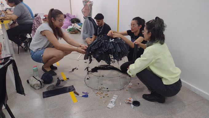 [NOTA] 👗Llega el Desfile Fantástico: Multiverso 2023

💬 Sandra Biondi, directora de la ESAV: “Es un proyecto que invita a trabajar entre disciplinas y museos. Se convirtió en algo comunitario y precioso”

✍️rb.gy/t04bbf