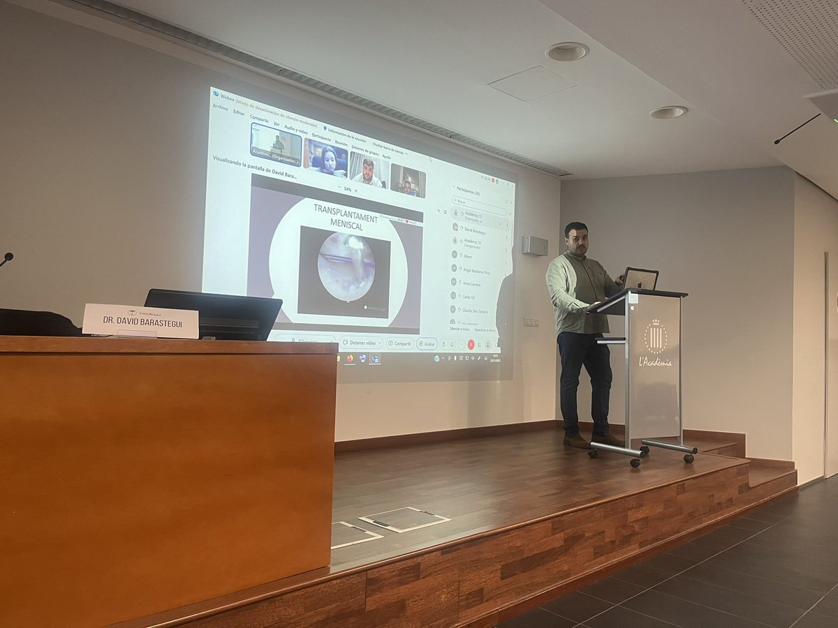 annacarreras9's tweet photo. Curs de formació continuada de residents de la @sccot_cat parlant de patologia artroscòpica de genoll amb uns ponents increïbles. Gràcies  @davidbarastegui @albertjmezobach i @AngelMasferrer8 https://t.co/3sEPkpcScl