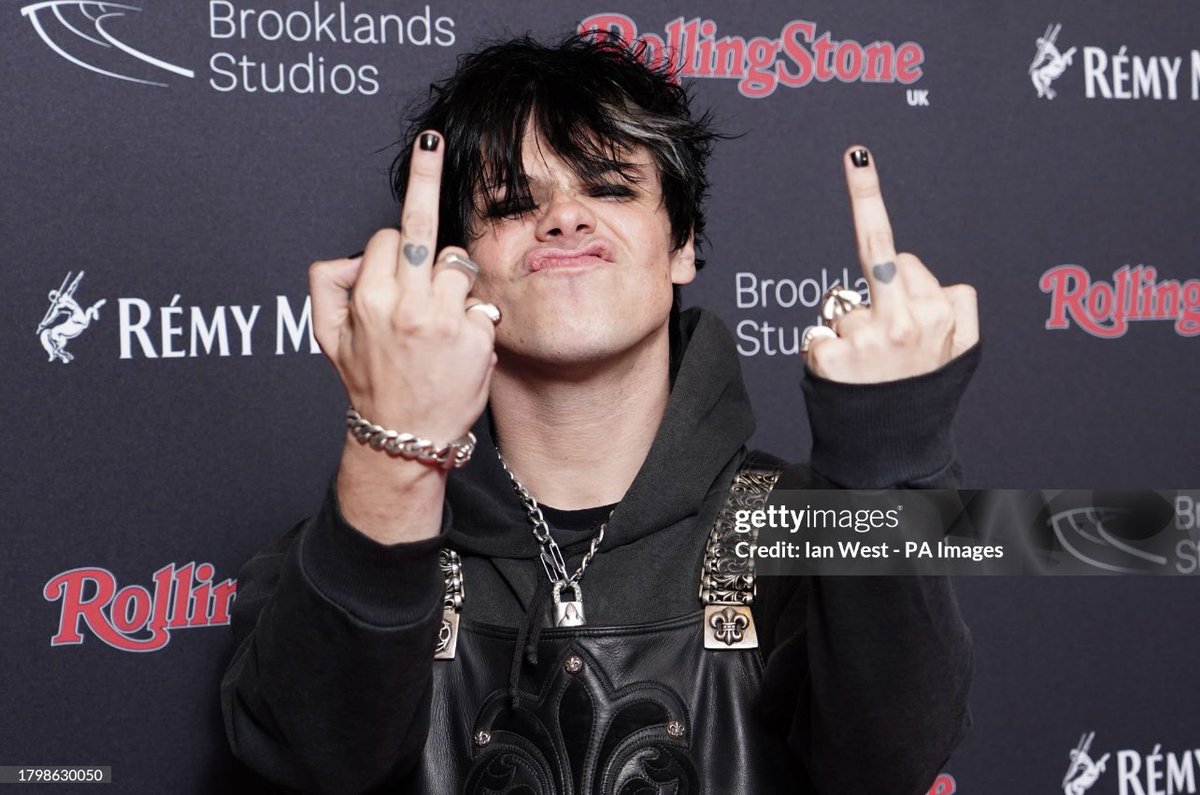 yungbludES's tweet photo. Dom en la alfombra roja de los premios de @rollingstoneuk @yungblud @yungbludarmy #YUNGBLUD https://t.co/Z9w7J592OH