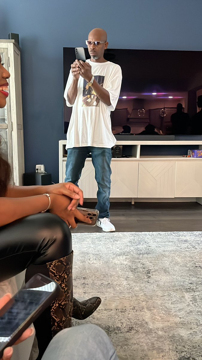 lilmanman4e's tweet image. is always dat 1 uncle tryna take all the pictures in da world 😂😂💯