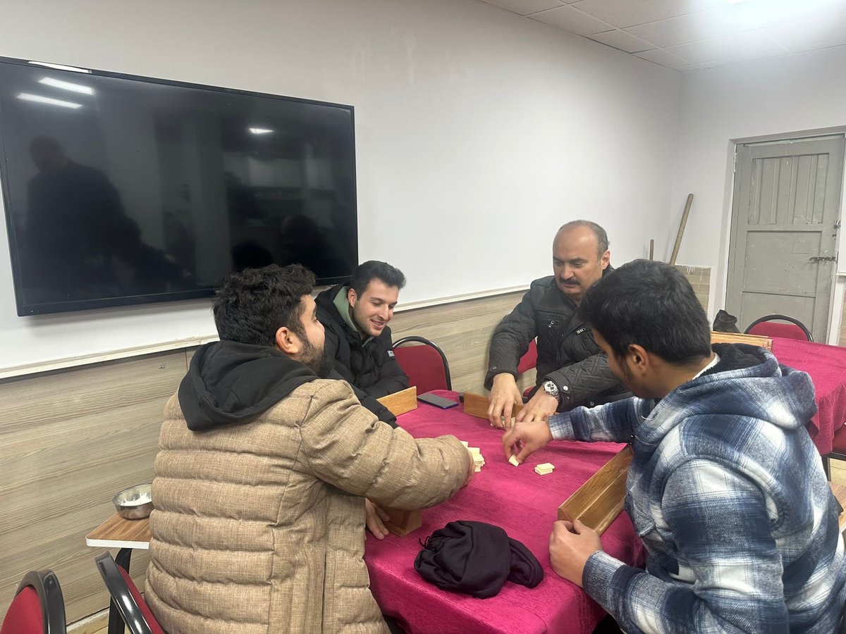 batmanvaliligi's tweet photo. Valimiz/Belediye Başkan Vekili Ekrem Canalp, Hürriyet Mahallesi Arı Caddesi üzerinde esnaf ziyareti esnasında gençlerin davetini kırmayarak masalarına konuk oldu. Valimiz,tecrübeli gençlere oyunu kaptırmayıp okeyi alarak oyunu bitirdi. 
#selinizinisiliyoruz https://t.co/tKeHPFouLQ