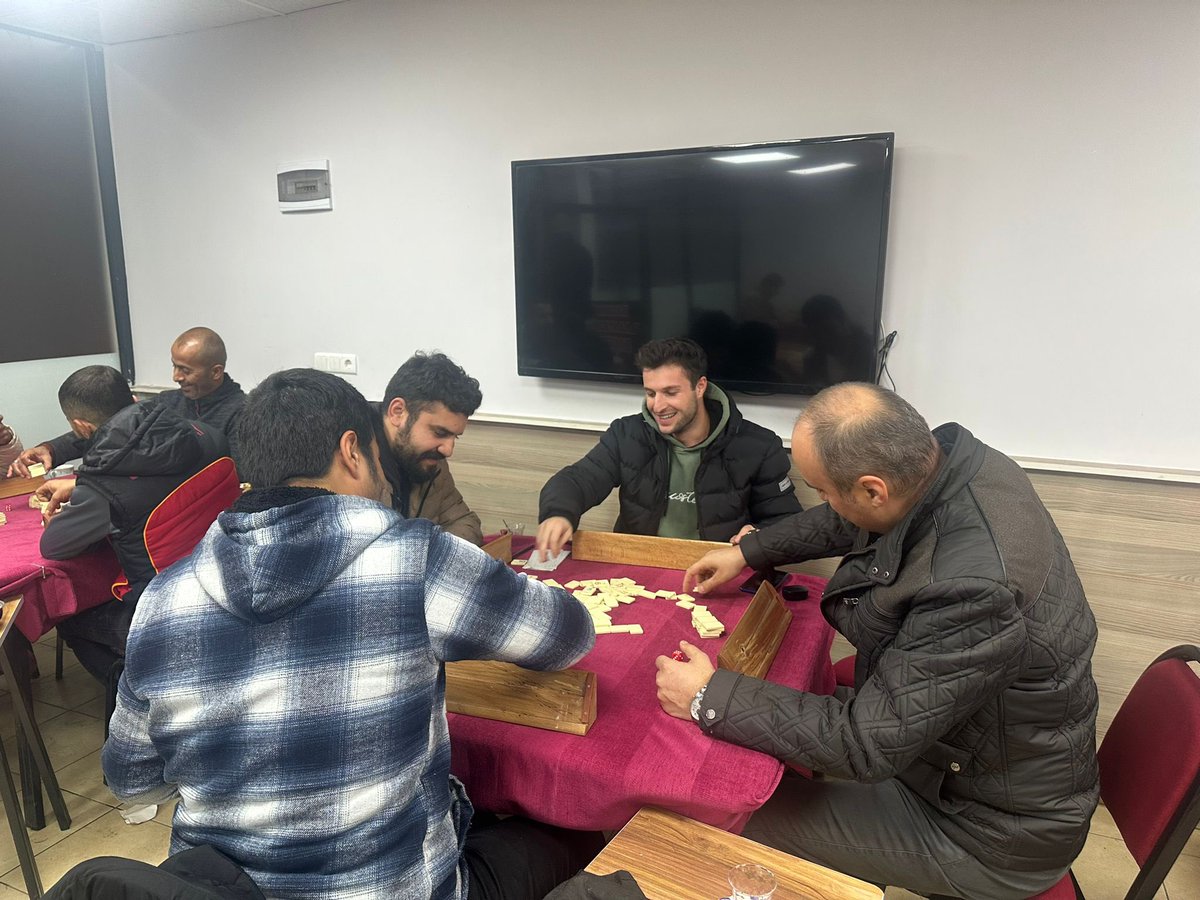 batmanvaliligi's tweet photo. Valimiz/Belediye Başkan Vekili Ekrem Canalp, Hürriyet Mahallesi Arı Caddesi üzerinde esnaf ziyareti esnasında gençlerin davetini kırmayarak masalarına konuk oldu. Valimiz,tecrübeli gençlere oyunu kaptırmayıp okeyi alarak oyunu bitirdi. 
#selinizinisiliyoruz https://t.co/tKeHPFouLQ