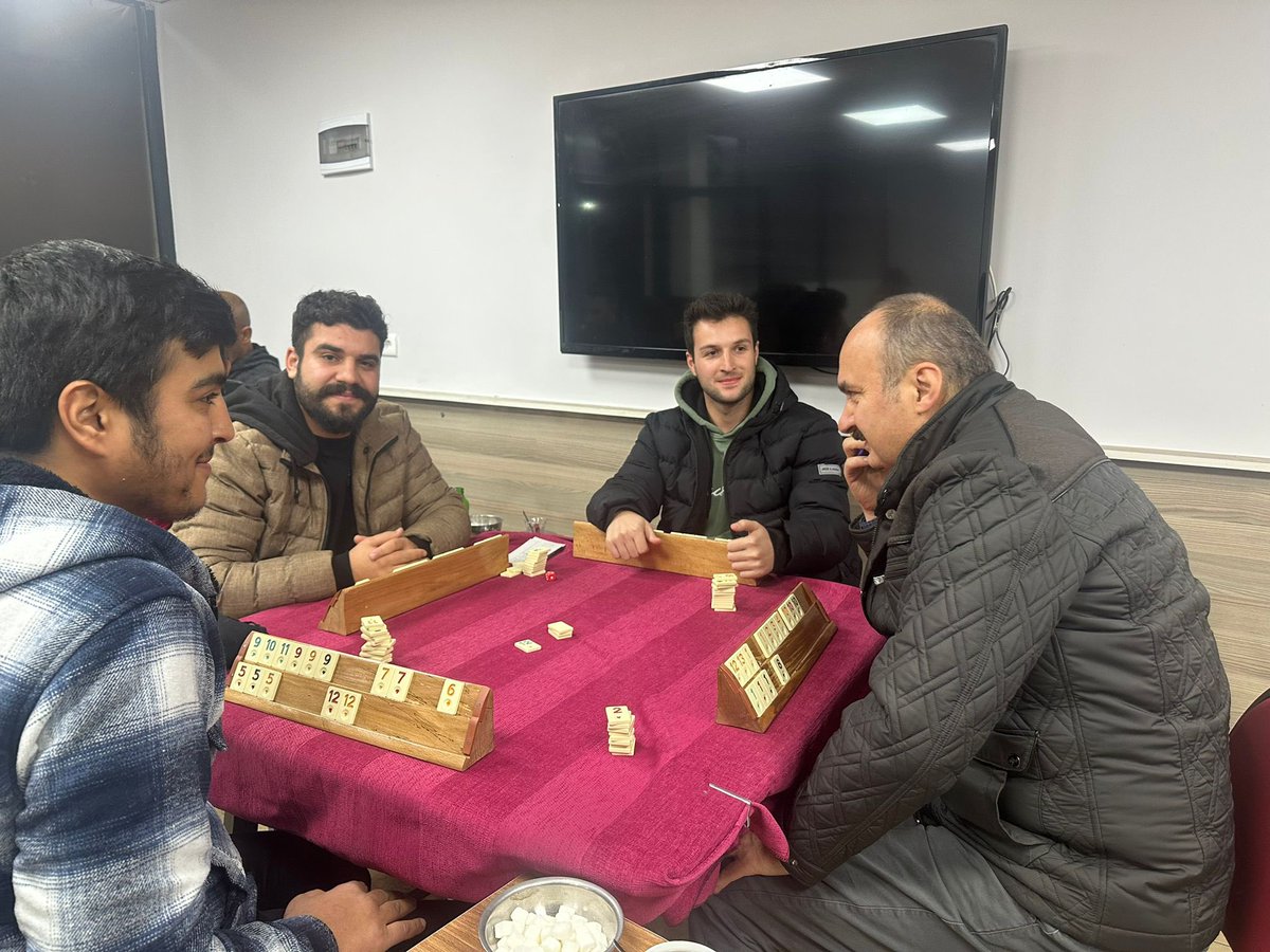 batmanvaliligi's tweet photo. Valimiz/Belediye Başkan Vekili Ekrem Canalp, Hürriyet Mahallesi Arı Caddesi üzerinde esnaf ziyareti esnasında gençlerin davetini kırmayarak masalarına konuk oldu. Valimiz,tecrübeli gençlere oyunu kaptırmayıp okeyi alarak oyunu bitirdi. 
#selinizinisiliyoruz https://t.co/tKeHPFouLQ