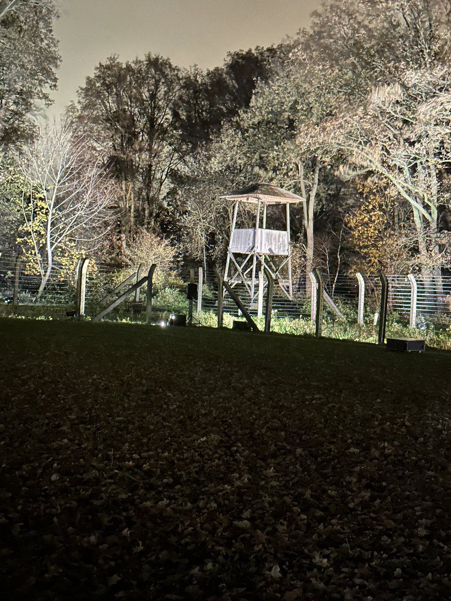 Indrukwekkende voorstelling bezocht bij de buren <a href="/KampVughtNM/">Nationaal Monument Kamp Vught</a>. Crossing Time brengt je op het buitenterrein 80 jaar terug in de tijd. Goed om even bij stil te staan. #herdenken #vrijheidisnietvanzelfsprekend
