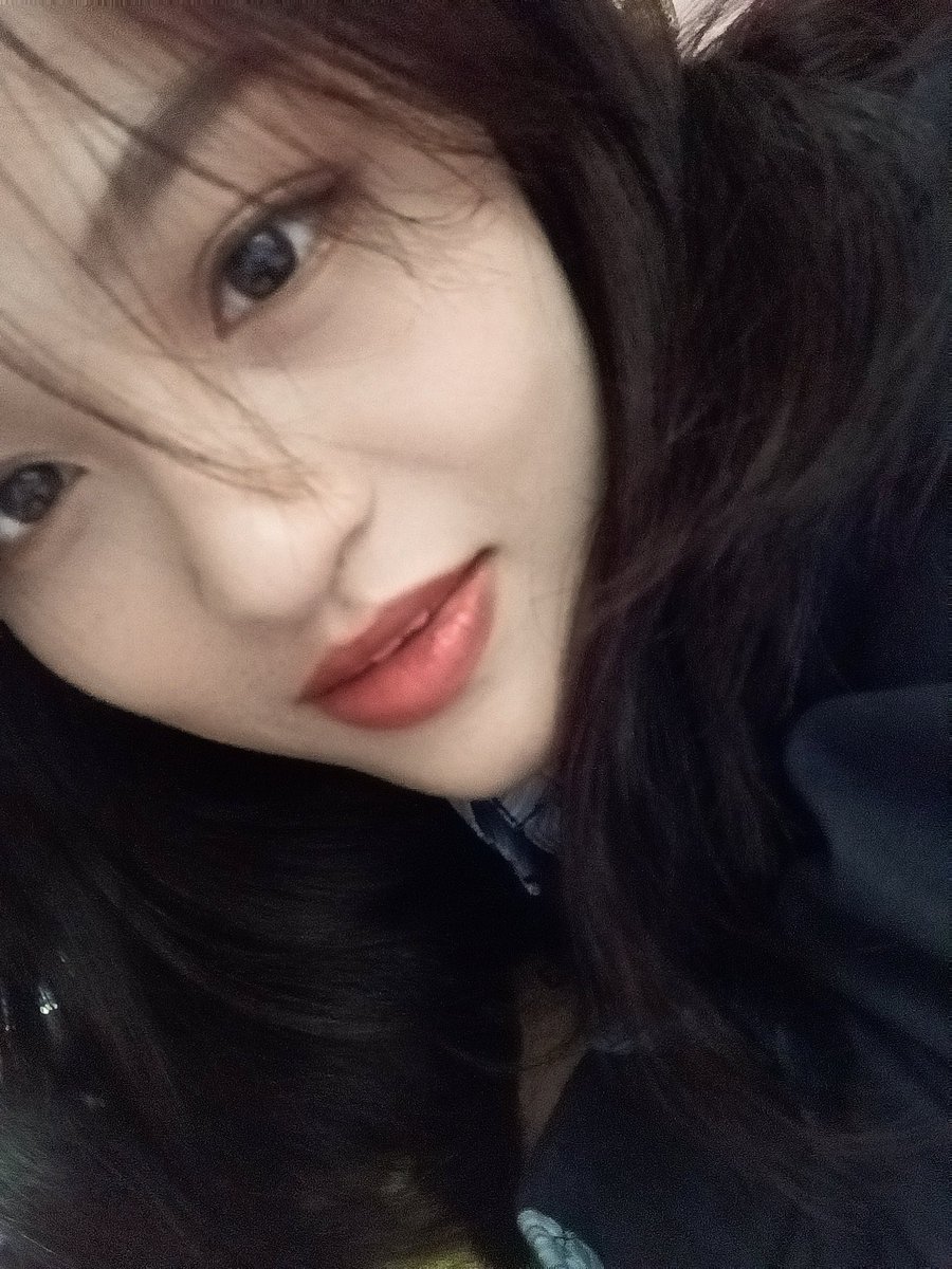 savehk1213's tweet photo. 風姿嫻媚美芬芳
眸光似星慧黠轉
婀娜身姿婉如仙
端莊嫵靜勝若水
天賦麗質絕非凡
身著華服儀容秀
冰肌玉骨艷桃李
無需粉飾自璀璨 https://t.co/sMO8sqW5fx