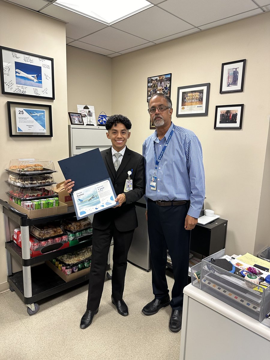 Oscar celebrating One Year, congrats ⁦<a href="/weareunited/">We Are United</a>⁩ #beingunited #winingthelines