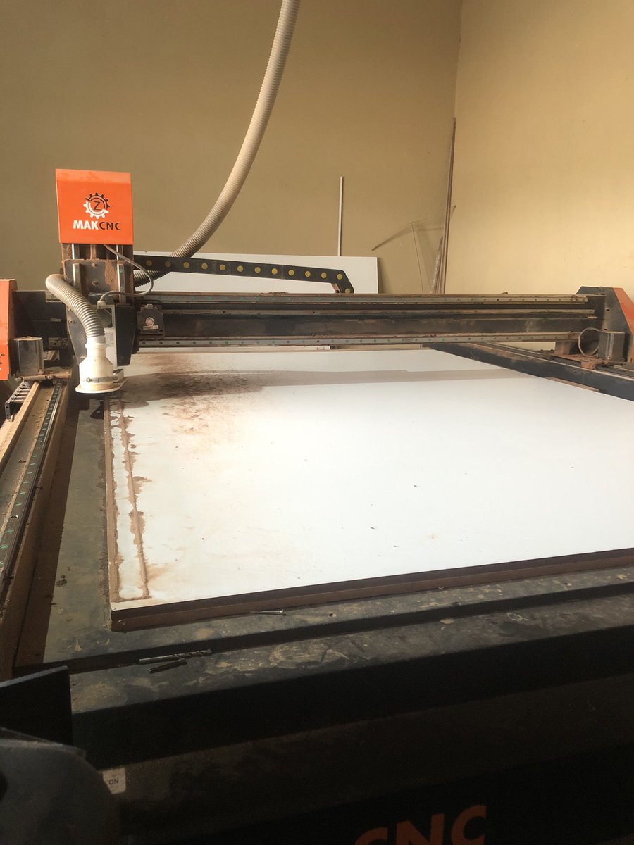 Mauricio_pdc's tweet image. Achei que ia ser fácil cortar um painel ripado até o momento que descobri que seriam 40 ripas, cada ripa leva 15 minutos pra cortar, agr me deu medo, mais um dia que eu fico até mais tarde trabalhando #routercnc