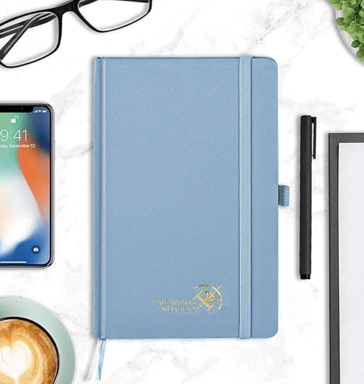 mensjournalnl's tweet photo. Stap in de wereld van gestructureerde elegantie met onze Bullet Journals, speciaal ontworpen voor mannen met ambitie. 📓💼 Geef je doelen vorm, beheer je dagen en stijlvolle notities in één. 🚀✨ https://t.co/hYePDUOaBo https://t.co/TiFMzWvMeZ