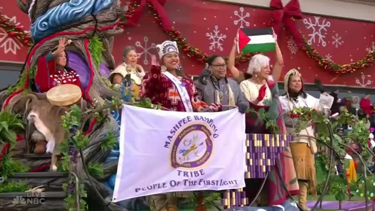 Wampanoag Tribe held up a Palestinian flag during the #ThanksgivingDayParade #Thanksgiving