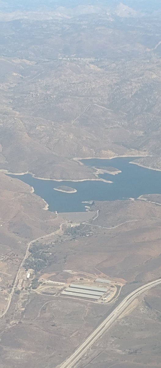 MomoxJose's tweet photo. Después de una semana de transitar por Tijuana, Chihuahua, Ciudad Juárez,  Cdmx y retorno a Puebla; las aerolíneas bajo argucias legales cancelan vuelos (por falla en turbina del avión, según la gente de mostrador) recurriendo a un vuelo a la ciudad más cercana a mi destino y posteriormente viajar vía terrestre 5 horas, obvio, bajo mi costo. La sobreventa de vuelos es pan de cada día, es necesario verificar la normatividad que afecta día a día a cientos de mexicanos quienes somos victimas de las grandes empresas como @volaris posteriormente, en Ciudad Juárez concluidos los trabajos por los cuales viajé, utilicé transporte público hacia la zona centro, en el camión de la ruta se leía la siguiente frase "EL QUE PUEDE, PUEDE - EL QUE NO, CRITICA". Los Mexicanos de que Podemos Podemos.
Legislar para transformar
Pepe Momox.