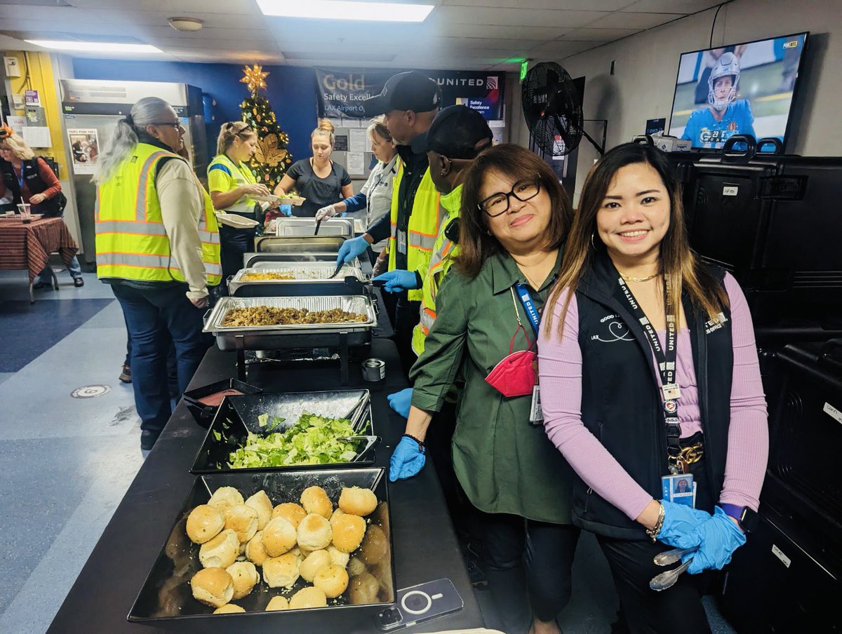 Thank you for all the hardwork and all you do, Team @united LAX! Happy Thanksgiving, everyone! 🤍💙✈️
