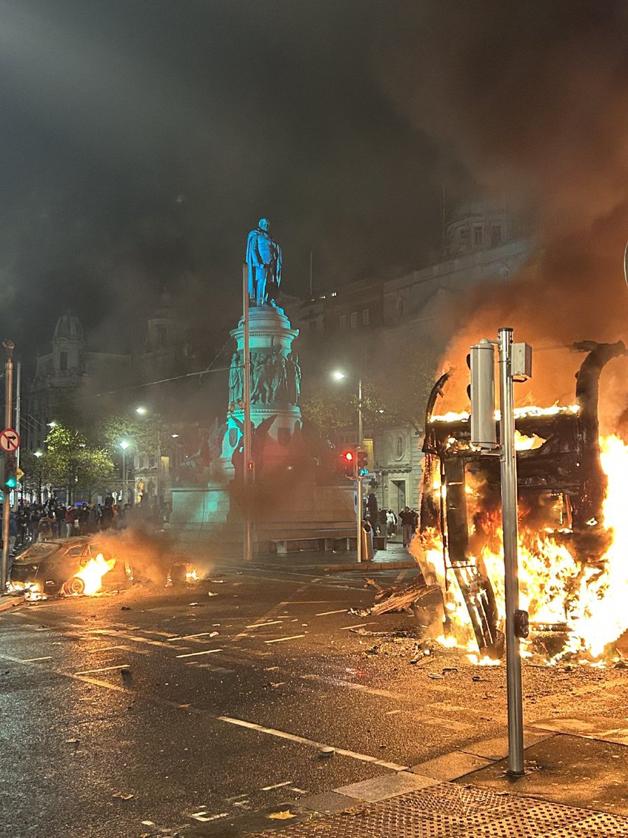 herqles_es's tweet photo. 🇮🇪 | Estallan disturbios en el centro de Dublín, la policía ha perdido el control de la situación. Los irlandeses se han levantado contra la violencia multicultural tras el atentado terrorista contra varios niños y adultos de esta tarde. https://t.co/jXbBlTzfuw