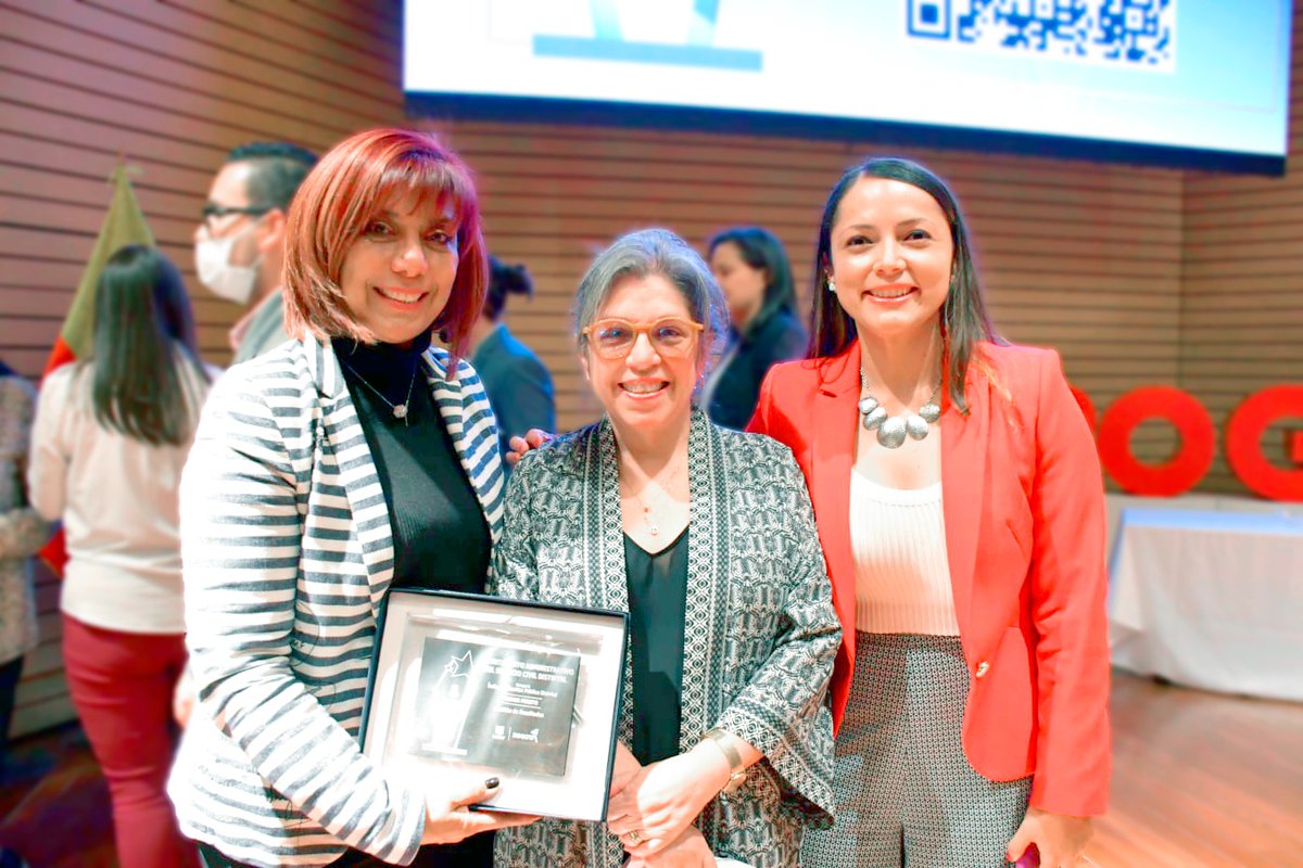 ServicioCivilD's tweet photo. ¡El #DASCD fue premiado como una de las mejores entidades del Distrito en Gestión Pública!
La entidad fue galardonada en la categoría Índice de Gestión Pública Distrital primer puesto en Gestión de Resultados.👏🏻🙌🏻
Lee la noticia completa ➡️ https://t.co/UKzdDcMF7y https://t.co/GWAj46BN1z