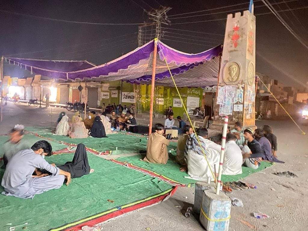 HooranBaloch_'s tweet photo. مرے چمن ترے زخموں کے لالہ زار کی خیر اففف وطن کنا، آج فیک انکاونٹر میں شہید ہونے والے نوجوان شہید بالاچ بلوچ کا جسد خاکی رکھا ہے، امتحان ہم سب کا ہے لیکن افسوس😢 یوں محسوس ہو رہی ہے، لاشیں تو ہم ہے بس تابوت میں نہیں، #StopFakeEncounter #StopBalochGenocide https://t.co/DphuD2Fr54