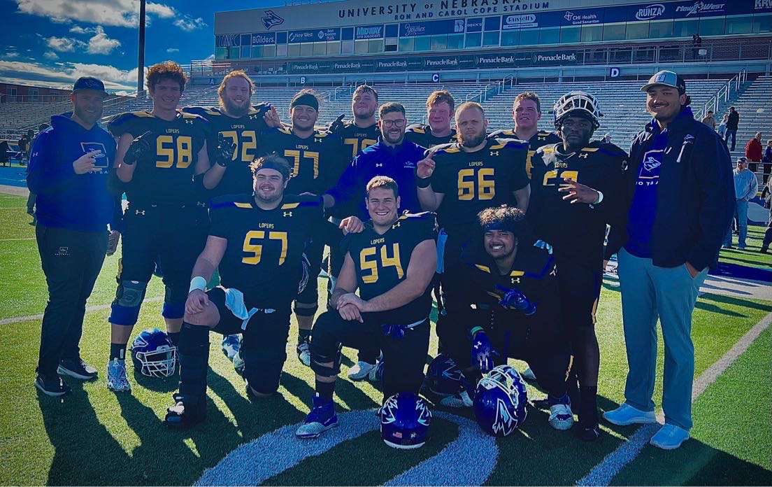 D1mitriusp's tweet photo. Happy Thanksgiving 🍁 Thankful for the Loper family and the boys up front! https://t.co/93JibEQgy4