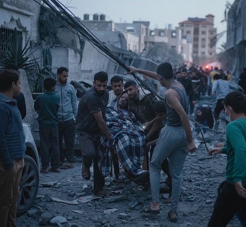 motazazaiza9's tweet image. An air strike on my neighbourhood caused a number of casualties and injuries. 
It was 5:35 am when the air strike occurred, and the night before was crazy where the bombing didn’t stop. 
The Israeli army delayed the (Pause of War) for tomorrow Friday.