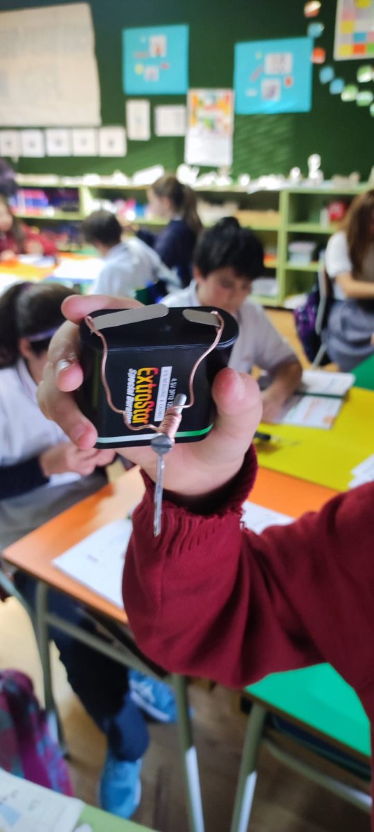 LaSalleInstituc's tweet photo. En 6º de #ILSA_Primaria construimos un electroimán y descubrimos el efecto del electromagnetismo en el proyecto #NCALaSalle #BelieveInMagic. Electricidad + cobre= magnetismo + movimiento… juntos construimos pensamiento científico, observa, crea hipótesis, experimenta y evalúa…. https://t.co/pCCvV1BN8i