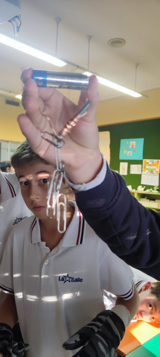 LaSalleInstituc's tweet photo. En 6º de #ILSA_Primaria construimos un electroimán y descubrimos el efecto del electromagnetismo en el proyecto #NCALaSalle #BelieveInMagic. Electricidad + cobre= magnetismo + movimiento… juntos construimos pensamiento científico, observa, crea hipótesis, experimenta y evalúa…. https://t.co/pCCvV1BN8i