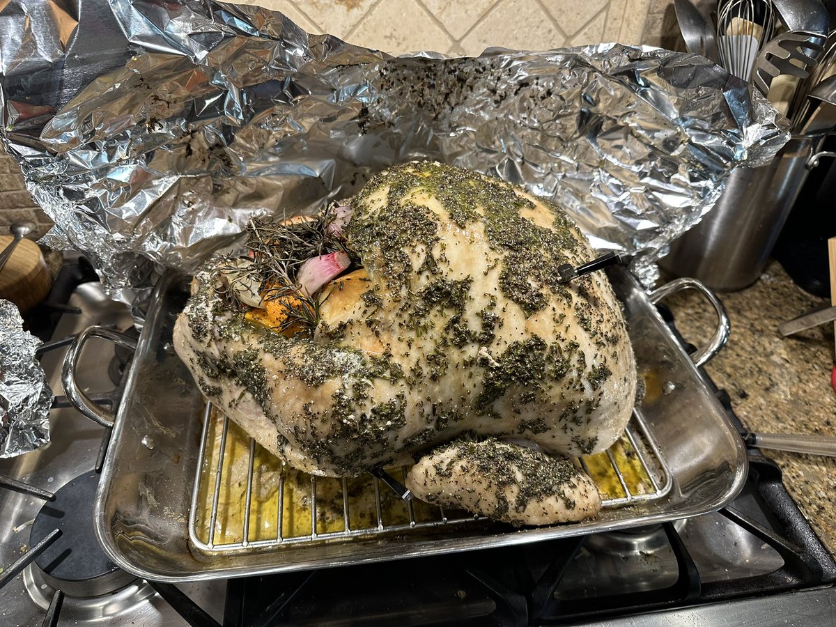 bhennrich's tweet photo. Travis is warming up from his cold night in the fridge. Don’t judge me, yes I pull and baste. #Food #CookingTwitter #Thanksgiving #ButterBased https://t.co/K0nJbroXln