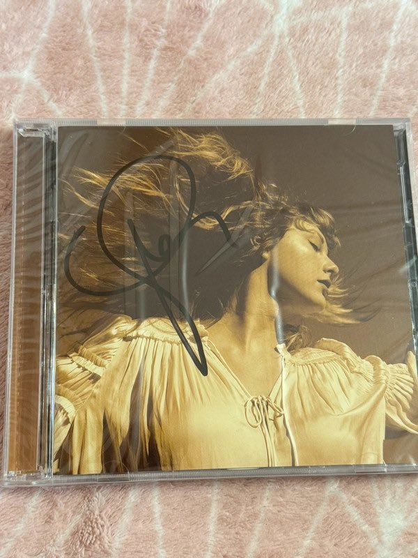 For sale #vinted #taylorswift #fearlesstv #merch #signed vinted.pl/items/37799358…