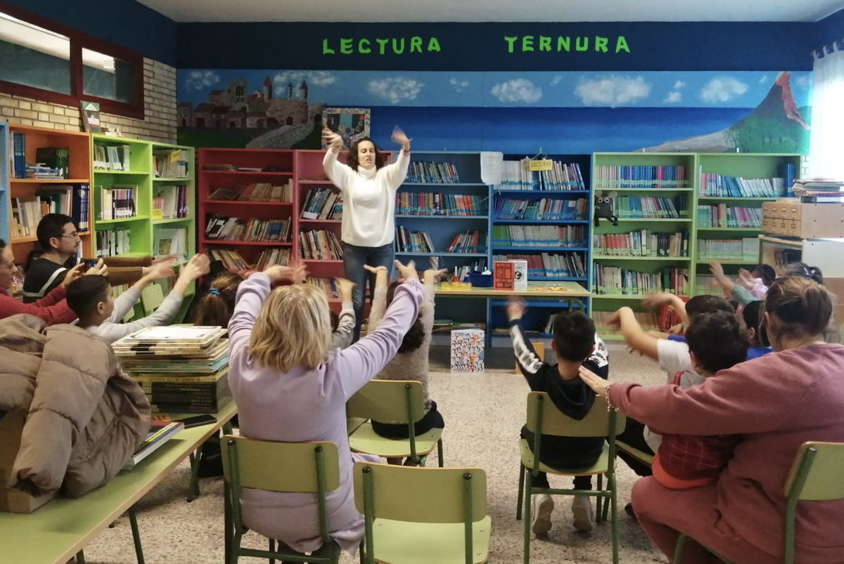 unpuntocurioso's tweet photo. Conduces hasta Villarramiel en #Palencia. Llegas al cole y allí te encuentras a Luisa, la bibliotecaria que ha organizado la actividad. Luego llegan los quince niños del #colerural y sus profes. Una sesión preciosa, de esos que te da pena terminar, con risas y emoción ♥️♥️ https://t.co/u19StziGvq