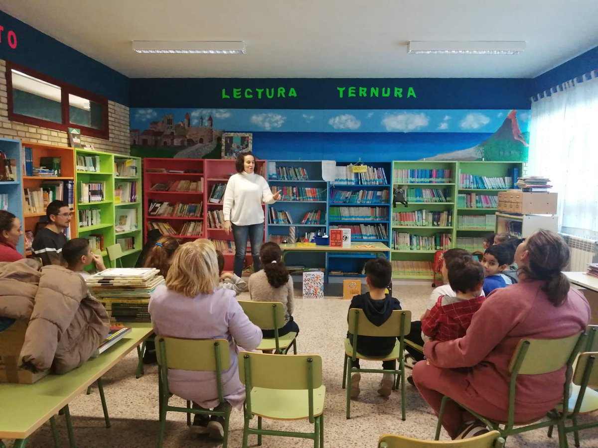 unpuntocurioso's tweet photo. Conduces hasta Villarramiel en #Palencia. Llegas al cole y allí te encuentras a Luisa, la bibliotecaria que ha organizado la actividad. Luego llegan los quince niños del #colerural y sus profes. Una sesión preciosa, de esos que te da pena terminar, con risas y emoción ♥️♥️ https://t.co/u19StziGvq