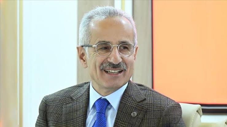 darkwebhaber's tweet photo. Ulaştırma Bakanı Abdulkadir Uraloğlu: 

“Parası olan otoyoldan gider. Mevcut yol rahatlamış olur parası olmayan da oradan rahat rahat gider.” https://t.co/wv5P1xx1kq
