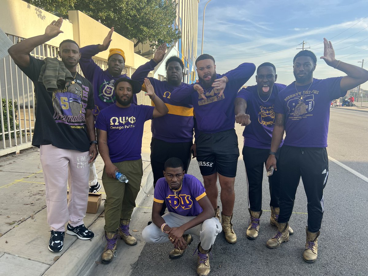 Phi Psi Bruhz passed OWT a meal to those in need in Dallas, TX! SERVICE ⚡️ #achievementweek