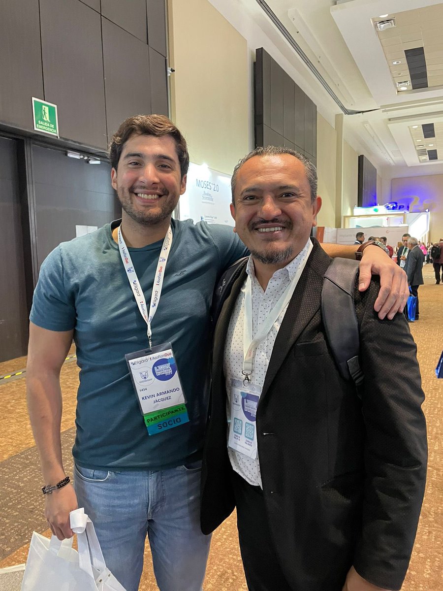 CMNSURESTE's tweet photo. Un gusto saludar a el Dr Carlos Ríos. SMU 2023. #SMU23 @urologorios https://t.co/CI85NzPtPu