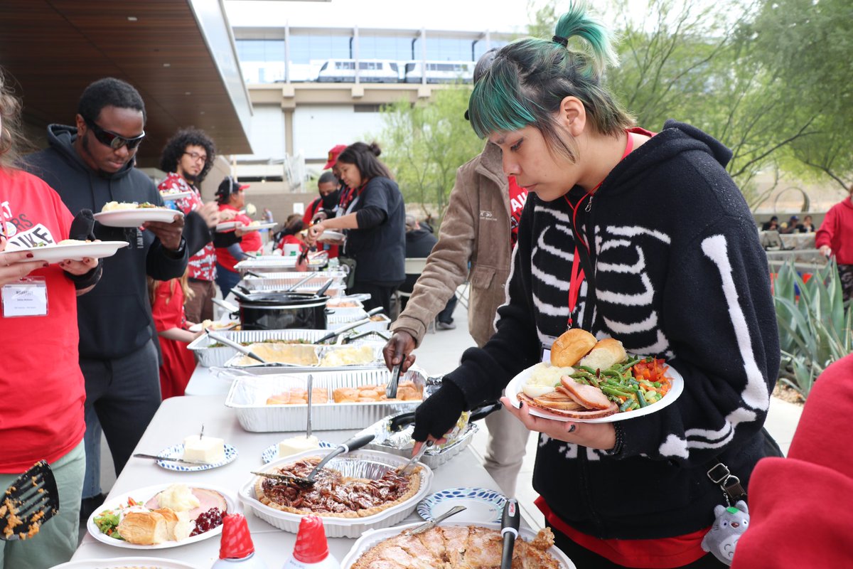 UNITEHERE11AZ's tweet image. Thank you to everyone who donated to todays Strikesgiving meal 🍽️ 🍗🥧
@WorkerPowerInst , @DeAnnaLydia, @alexalvarez_AZ from @Progress_AZ , @LaurenKuby from Tempe First, and @ArizonaAFLCIO for your support and amazing food!