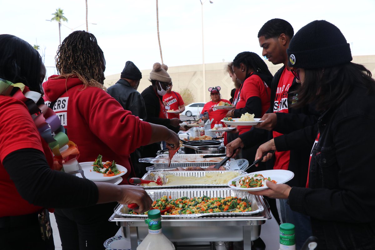 UNITEHERE11AZ's tweet image. Thank you to everyone who donated to todays Strikesgiving meal 🍽️ 🍗🥧
@WorkerPowerInst , @DeAnnaLydia, @alexalvarez_AZ from @Progress_AZ , @LaurenKuby from Tempe First, and @ArizonaAFLCIO for your support and amazing food!