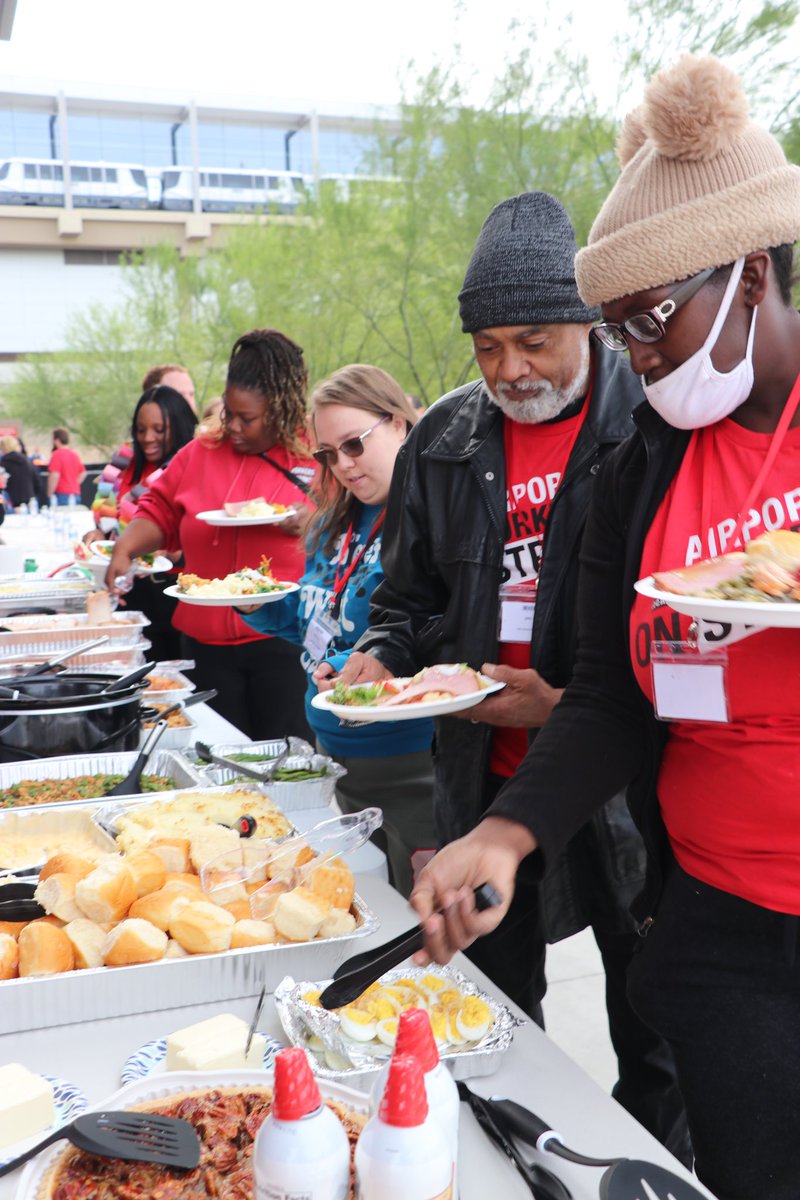UNITEHERE11AZ's tweet image. Thank you to everyone who donated to todays Strikesgiving meal 🍽️ 🍗🥧
@WorkerPowerInst , @DeAnnaLydia, @alexalvarez_AZ from @Progress_AZ , @LaurenKuby from Tempe First, and @ArizonaAFLCIO for your support and amazing food!