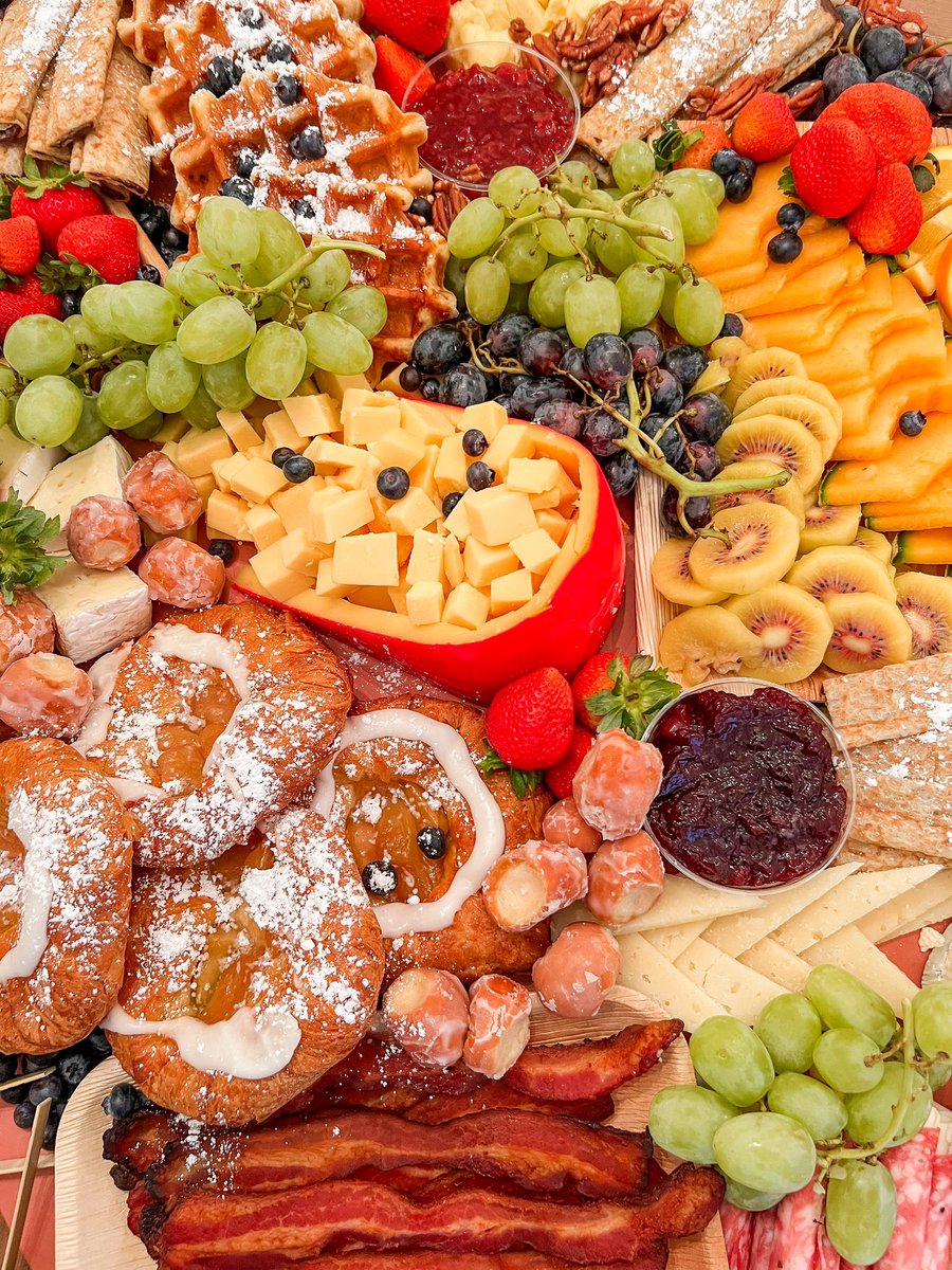 lafiambreriahtx's tweet photo. Imagine waking up to this Thanksgiving Brunch Graze😍
🍓🧀🥯🍇🧇 https://t.co/QSATob0kBu