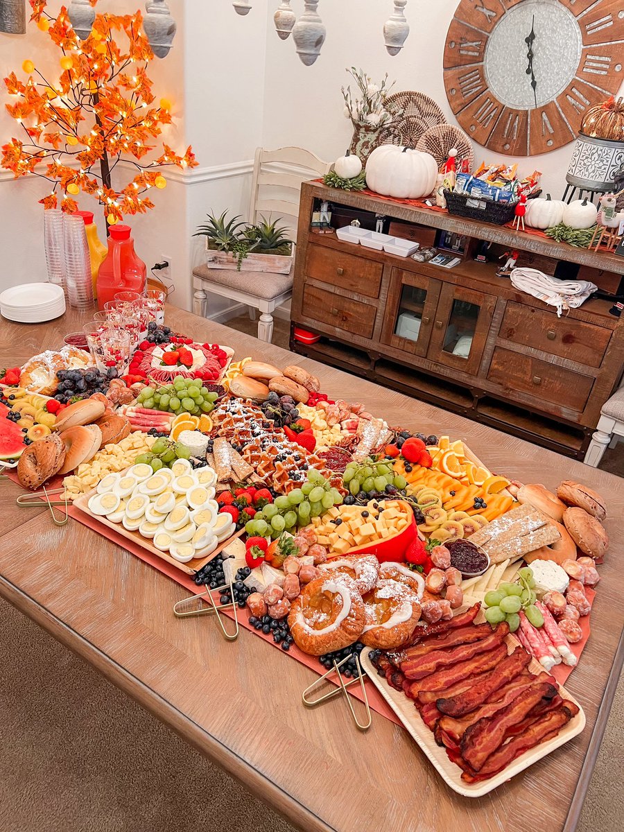 lafiambreriahtx's tweet photo. Imagine waking up to this Thanksgiving Brunch Graze😍
🍓🧀🥯🍇🧇 https://t.co/QSATob0kBu