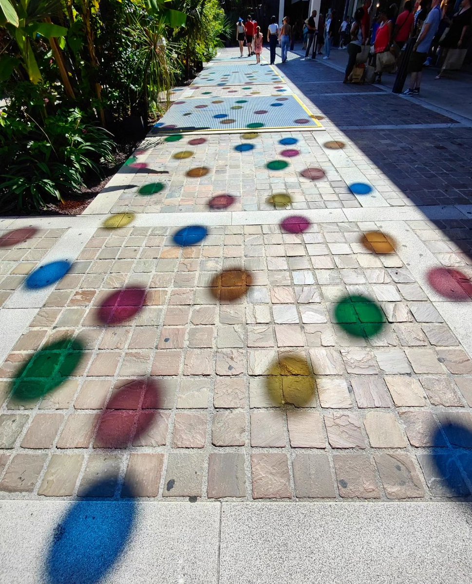 Ombres de boules colorées...
Bubble Avenue
L'Avenue 83, La Valette (Var)
2 août 2023
#mathsartist #mathpics #maths #boule #ball #avenue83 #couleurs
🔶 RV sur Instagram:
📸🖍️MATHS_ARTIST✏️🎨instagram.com/maths_artist?u…