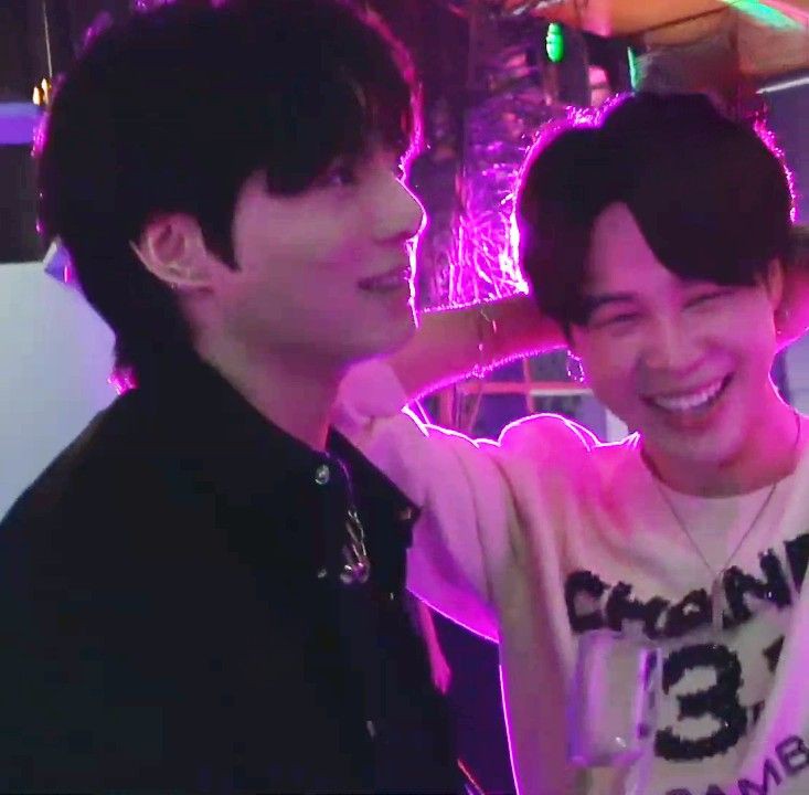 ww_amazing's tweet photo. #jikookau —  i wanna be yours

onde jimin recebe um exposed no twitter após fazer tuites tendenciosos sobre jungkook, o guitarrista de uma famosa banda, em seu fc. 

as pessoas só não imaginam que o park é namorado do jeon, e que sua linguagem do amor é implicar com o moreno. https://t.co/5ynQyscPpN