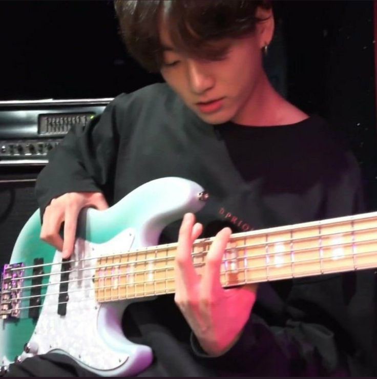 ww_amazing's tweet photo. #jikookau —  i wanna be yours

onde jimin recebe um exposed no twitter após fazer tuites tendenciosos sobre jungkook, o guitarrista de uma famosa banda, em seu fc. 

as pessoas só não imaginam que o park é namorado do jeon, e que sua linguagem do amor é implicar com o moreno. https://t.co/5ynQyscPpN