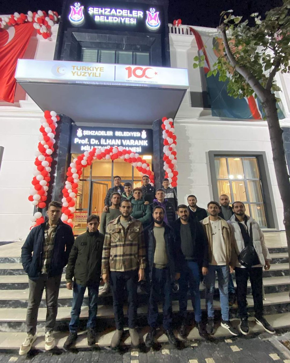 Şehzadeler Belediyemizin geçtiğimiz günlerde hizmete geçirmiş Olduğu Gençlik Merkezi ve Millet kütüphanesini yönetim kurulu üyelerimizle ziyarette bulunduk.

Şuanda doluluk oranı %90 yapılan eserimiz görülmeye değer tüm öğrencilerimizin ziyaret etmesini tavsiye ederiz .