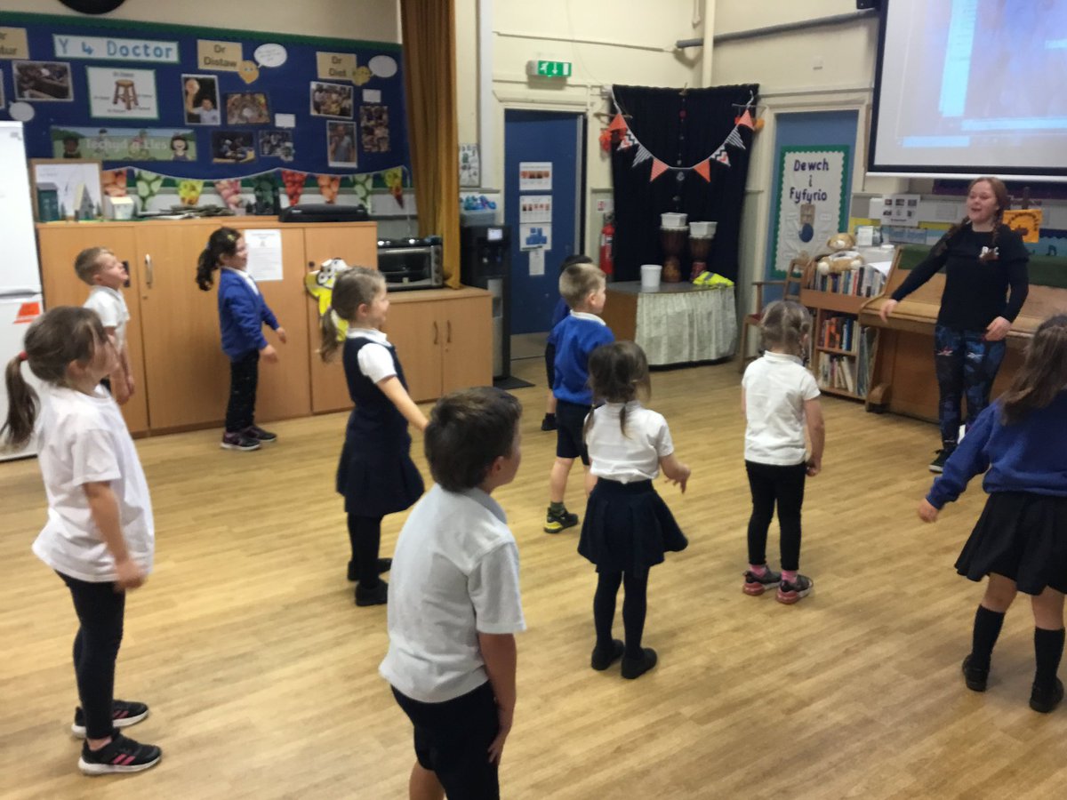 pantpastynog's tweet photo. Thanks again to Vert Skater Rebecca Davies @sports4champs for coming to our school today, to hold an energetic workshop and an inspirational question and answer session about her career! 👏👌🛹 @DLLActive @cyfoeth_enrich @StAsaphDiocese #Healthandwellbeing https://t.co/wguPQfhajq