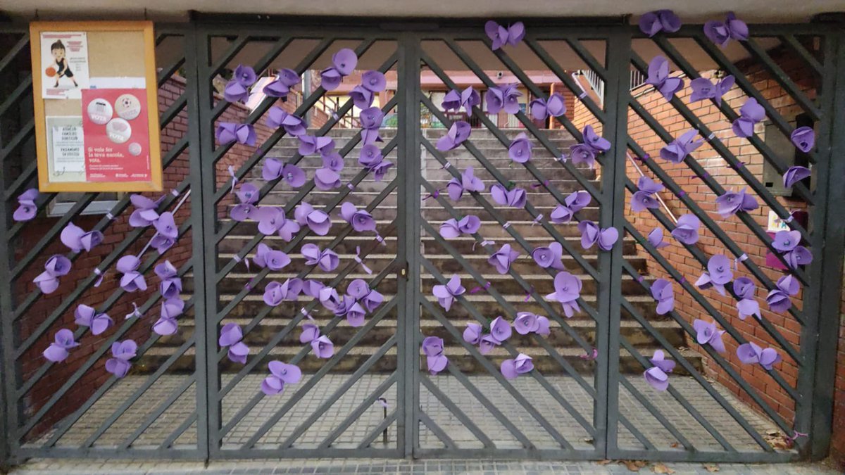 GrasAfa's tweet photo. 💜Gràcies al suport de les famílies de l'escola, l'AFA i el consell de les Dones d'Esplugues, hem aconseguit una decoració espectacular per commemorar el 25 de novembre! Avui, les portes de l'escola brillen de color lila en solidaritat amb aquesta important causa. https://t.co/78lV7E086k