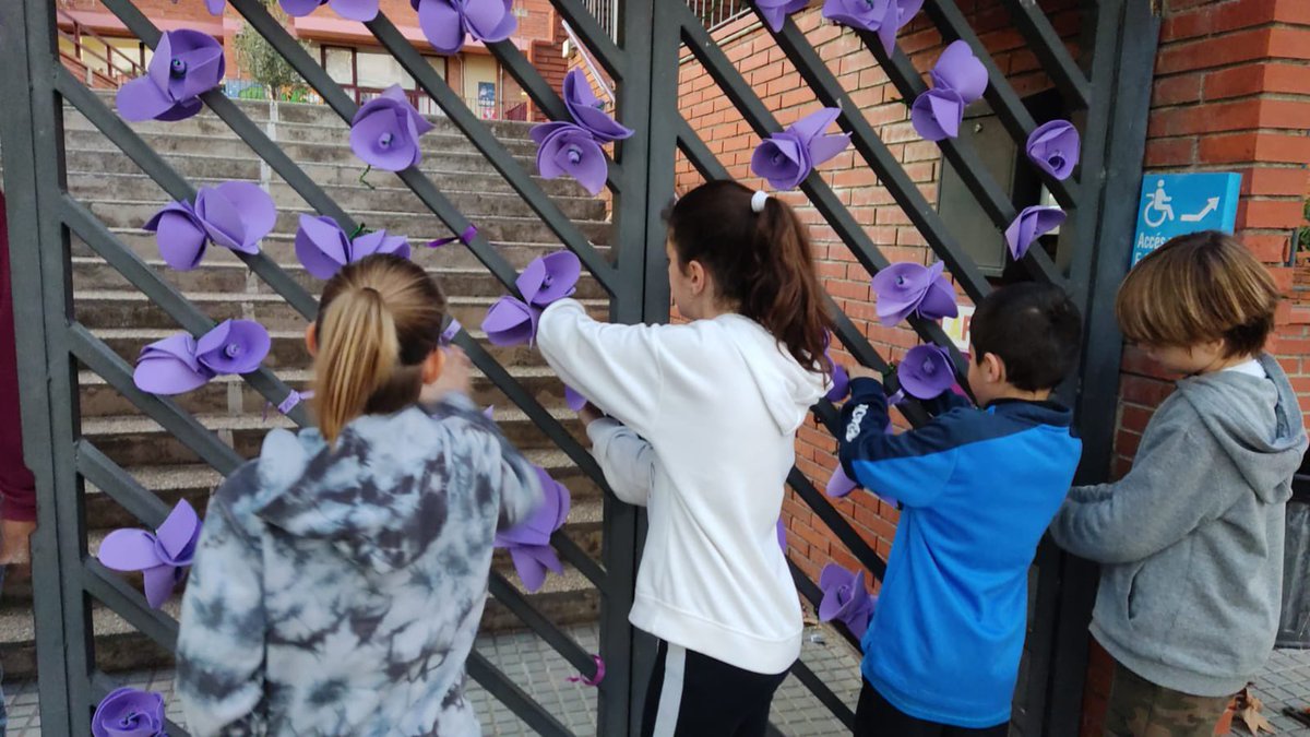 GrasAfa's tweet photo. 💜Gràcies al suport de les famílies de l'escola, l'AFA i el consell de les Dones d'Esplugues, hem aconseguit una decoració espectacular per commemorar el 25 de novembre! Avui, les portes de l'escola brillen de color lila en solidaritat amb aquesta important causa. https://t.co/78lV7E086k