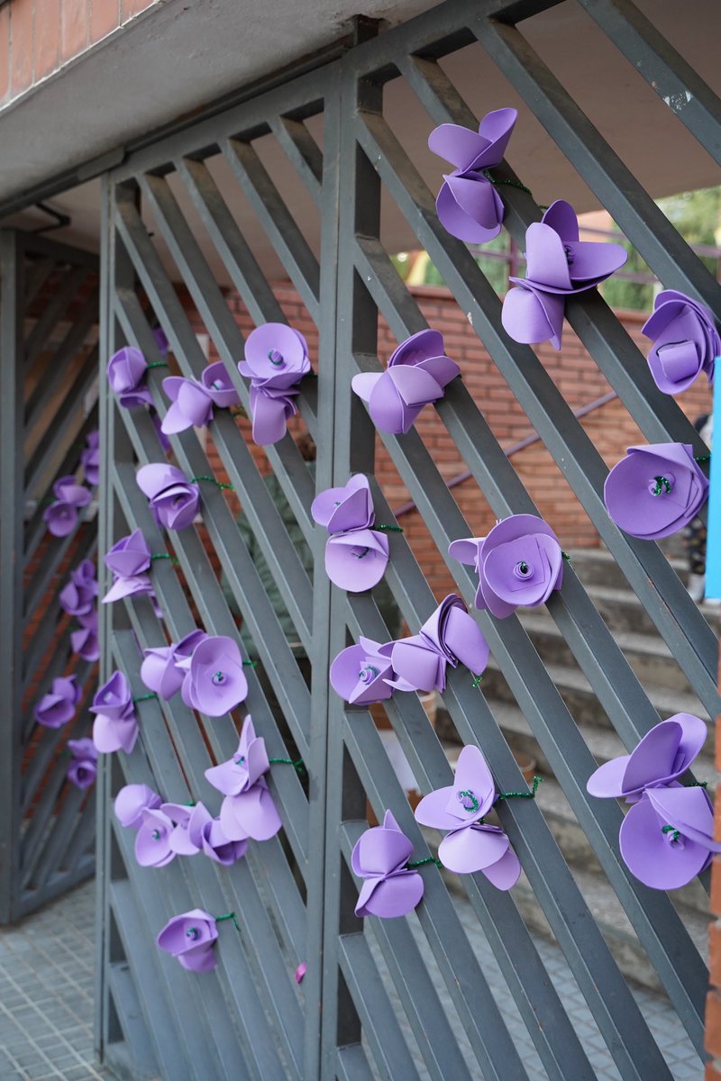 GrasAfa's tweet photo. 💜Gràcies al suport de les famílies de l'escola, l'AFA i el consell de les Dones d'Esplugues, hem aconseguit una decoració espectacular per commemorar el 25 de novembre! Avui, les portes de l'escola brillen de color lila en solidaritat amb aquesta important causa. https://t.co/78lV7E086k
