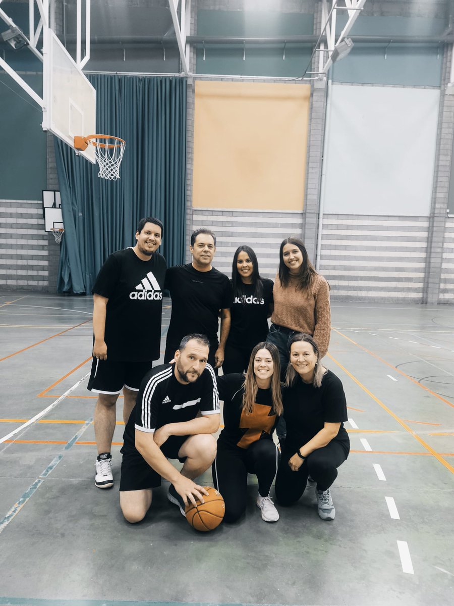 IES_Rodanas's tweet photo. Hoy se ha despedido nuestro equipazo de profes del torneo 3x3 de baloncesto.
Nos ha encantado veros jugar cada partido. ¡Enhorabuena!
#baloncesto #3x3 #torneos #recreosactivos #iesrodanas https://t.co/9qbeWchAVE