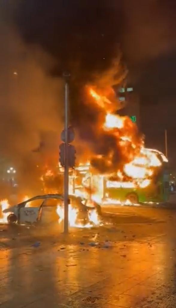 nanana365media's tweet photo. 🔴IRELAND 🇮🇪| #Anger among residents and #scuffles followed by #breakages this Thursday evening in the Irish capital #Dublin after a #knife_attack which left 5 injured, including 3 children. Local police rule out any terrorist motive but a center for #migrants burned down. https://t.co/cNq1RkLF8F